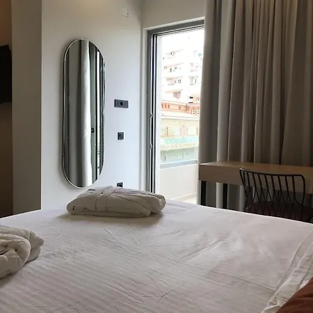 The & (adults Only) העיירה רתימנו